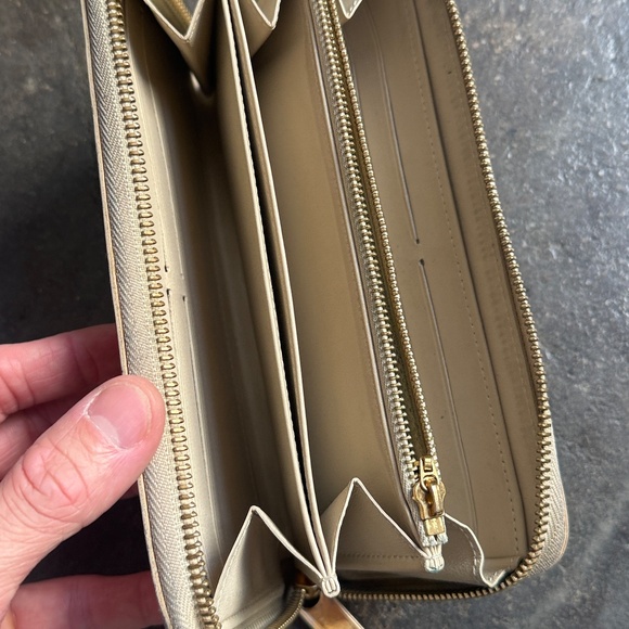 Louie Vuitton patent Leather Monogram Zippy Wallet - Picture 8 of 14